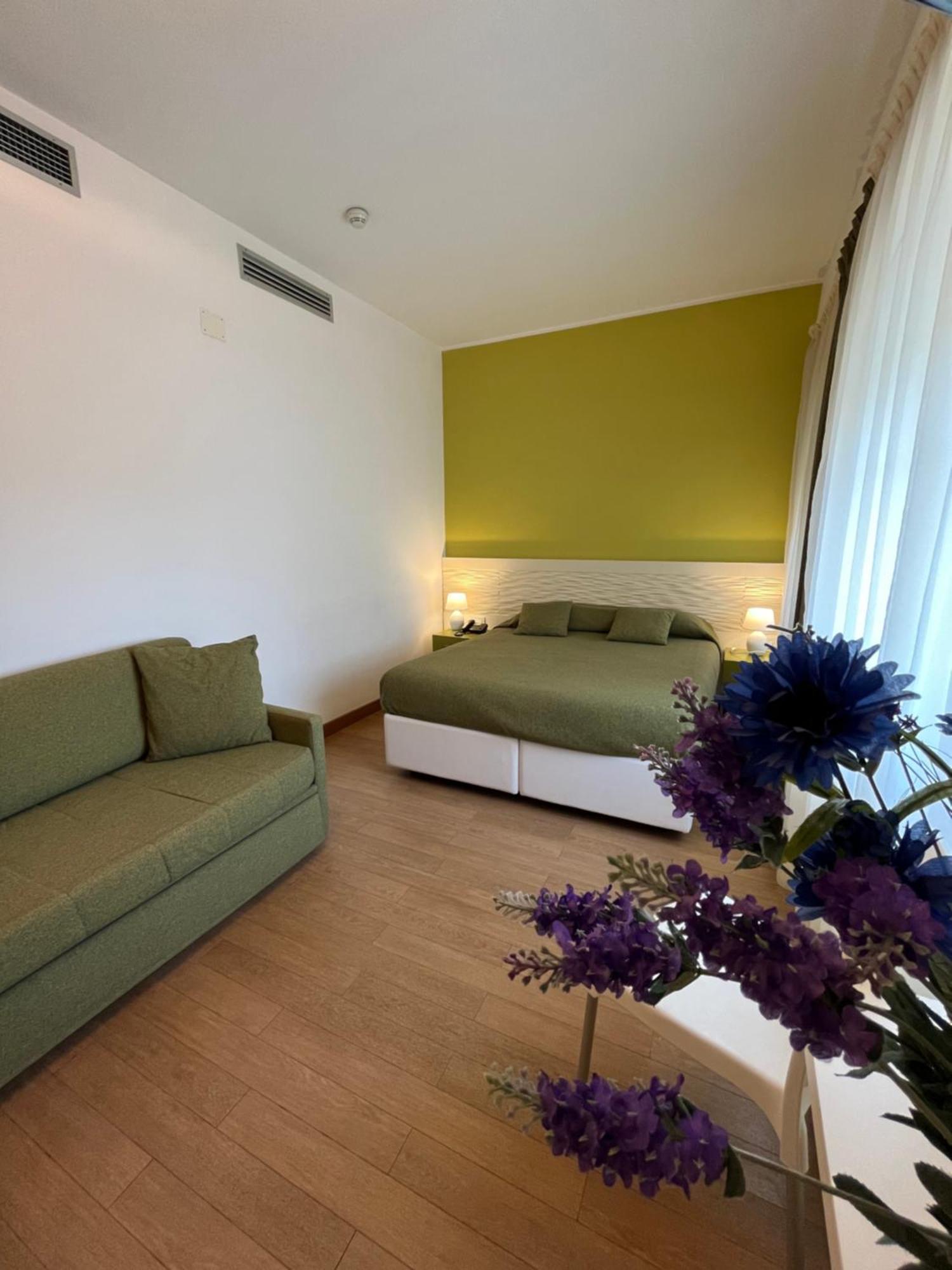 Hotel Mon Pays Riccione Exterior foto